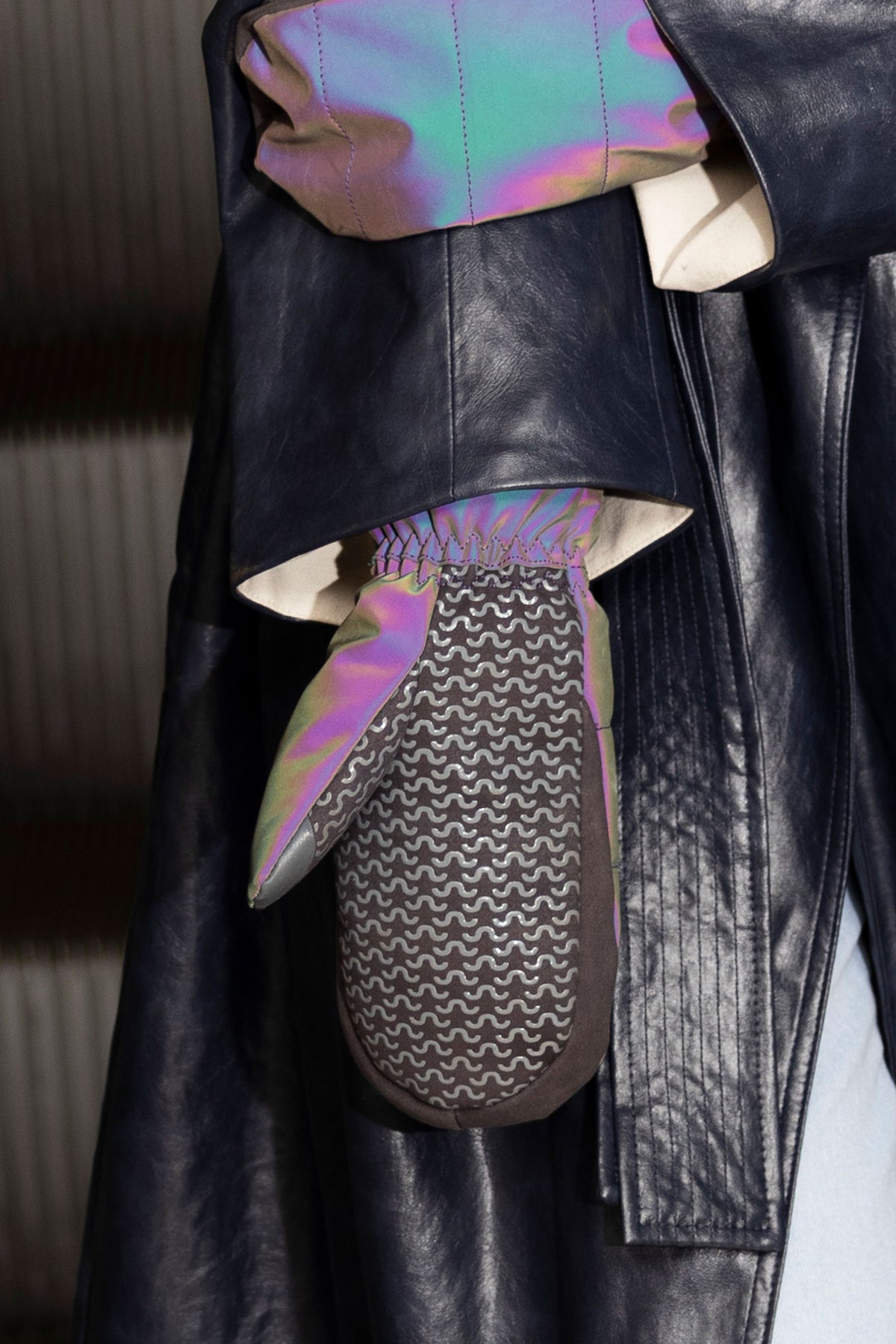 Violet | Iridescent grey